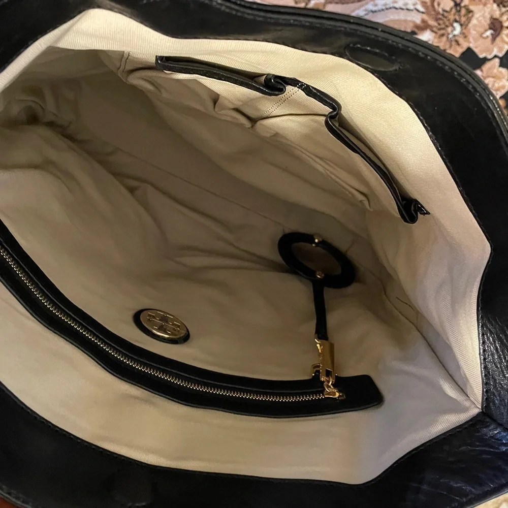 Authentic Leather Tory Burch Shoulder Bag .